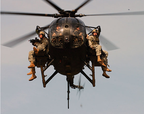 美軍特種部隊搭乘 AH-6/MH-6 武裝直升機。   圖 : 翻攝自US Special Ops