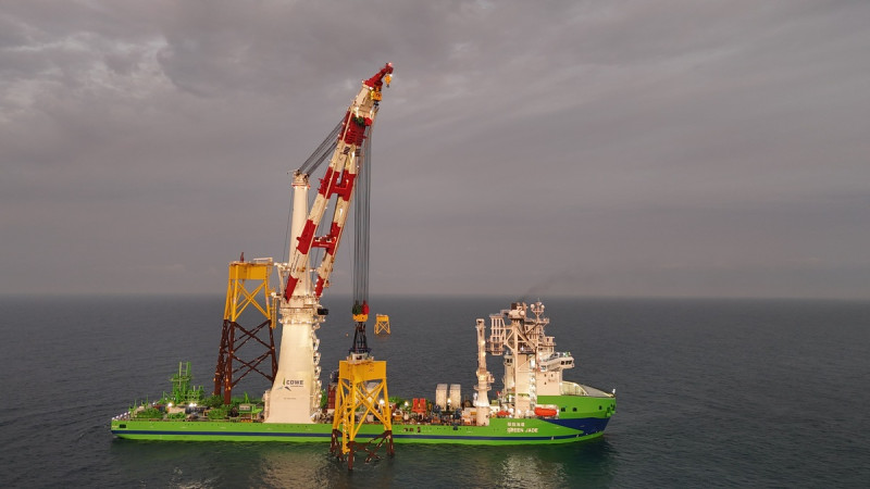 「環海翡翠輪」完成中能風場31座風機水下基礎安裝作業。   圖：台船公司/提供