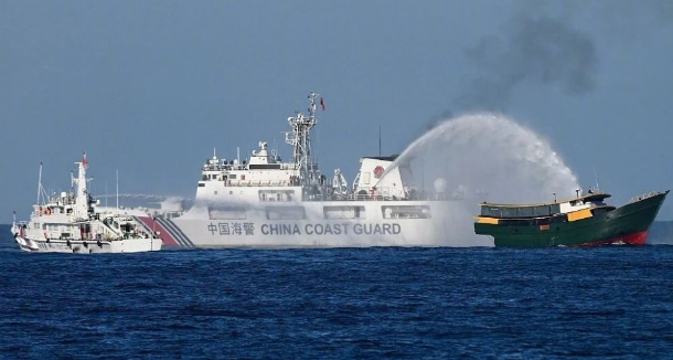 中國海警船以水砲攻擊前往仁愛礁補給的菲律賓船隻。   圖 : 翻攝自騰訊網