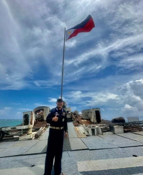 菲律賓西部軍區司令阿爾貝托．卡洛斯 ( Alberto Carlos)常前往南海島嶼，宣示菲律賓主權。   圖 : 翻攝自菲律賓國防部