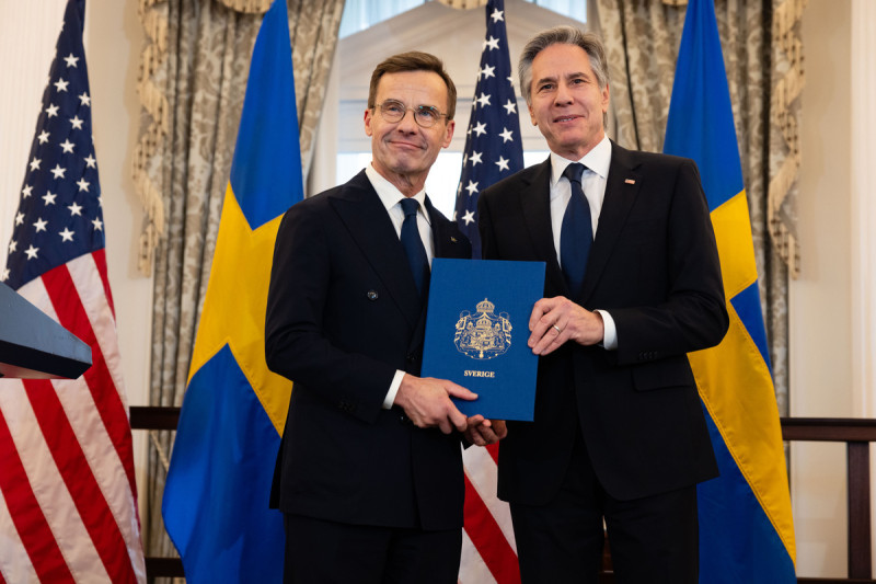 美國國務卿布林肯從瑞典總理克里斯特森手中接過瑞典入會文件。   圖：翻攝Antony Blinken X（前推特）