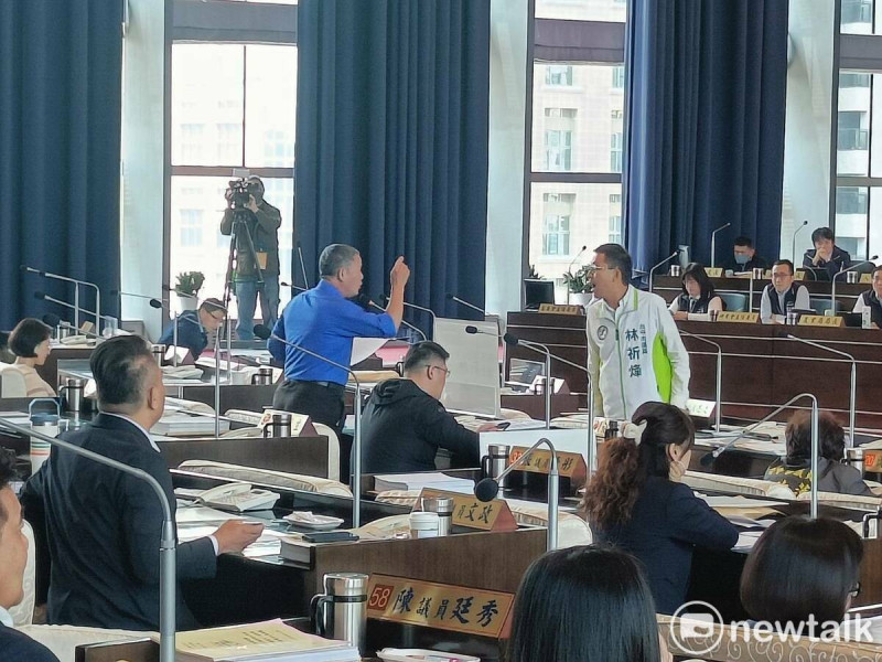 台中市議員劉士州（左）與林祈烽（右）在議事堂對罵。    圖：唐復年/攝