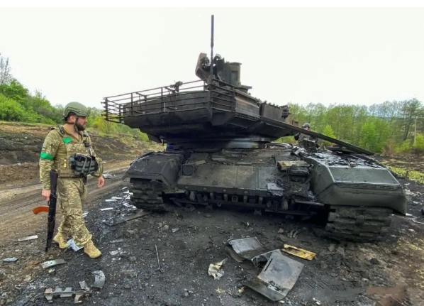 一名烏軍走過被打壞的坦克前面。   圖 : 翻攝自秦蓁說