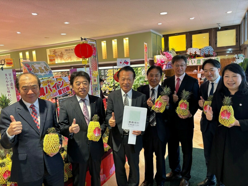 嘉義「蜜甘味」鳳梨進軍九州地區，翁章梁連跑三超市擔任最佳推銷員。   圖：嘉義縣政府提供