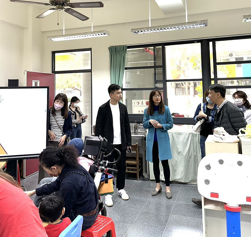 台南市議員蔡宗豪接獲大光國小特教生家長陳情，得知特教老師的助理經費因基本工資調漲，預計4月底就經費短缺，立刻聯絡大光國小校長、家長會長和教育局特教中心主任前往視察，希望為大光國小和台南市轄區有同樣困境的學校，爭取更多經費及師資。   圖：蔡宗豪服務處提供