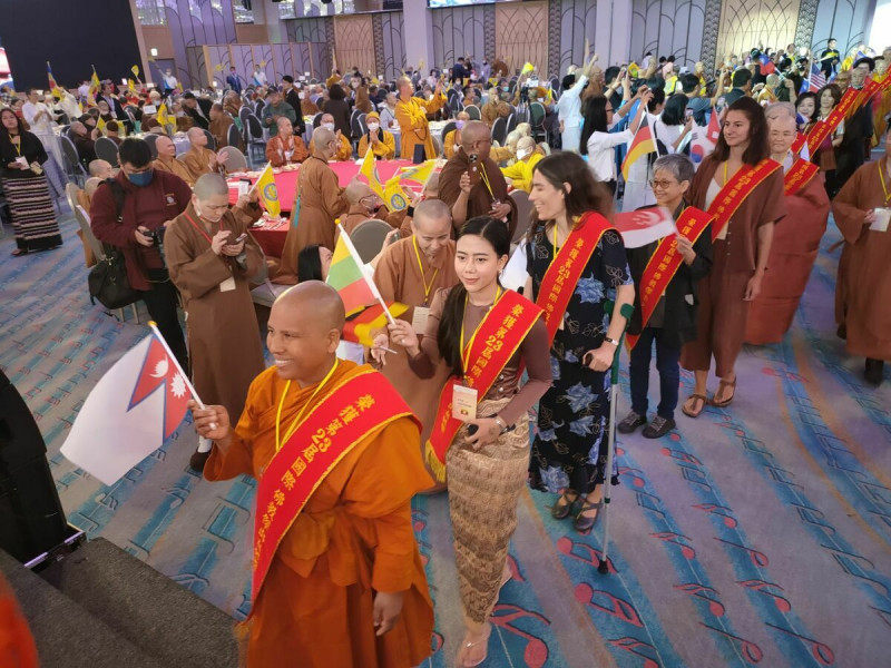 得獎人披紅色彩帶高舉國旗進場。   圖：台灣佛教總會/提供