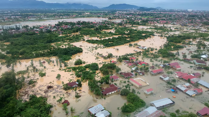 印尼蘇門答臘島 8 日晚間一場突如其來的大雨引發暴洪，成噸的泥土、岩石和連根拔起的樹木自山上滾落，導致河堤潰決。   @navneetsingh31