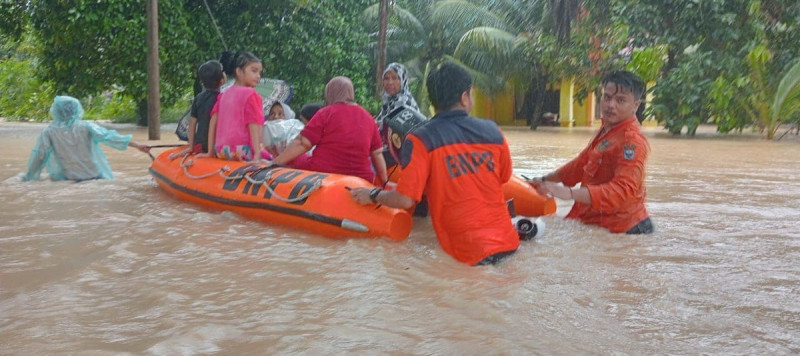 山洪暴發和土石流為印尼雨季常見天災，數百萬人就居住在河漫灘地區，儘管土壤肥沃、取水方便，然而卻有遭遇洪水淹沒的可能性。   圖：印尼國家災害管理局臉書