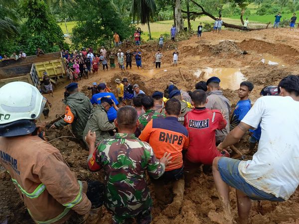 位於山腰的村落首當其衝，洪水和土石流掩埋了 14 棟房屋，超過 8 萬人逃到臨時避難所。   圖：印尼國家災害管理局臉書