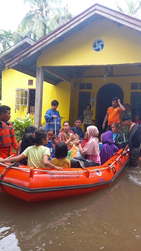當地政府部門指出，對死者和失蹤人員的救援工作因停電，及遭泥土、瓦礫覆蓋的道路而受到阻礙。   圖：印尼國家災害管理局臉書