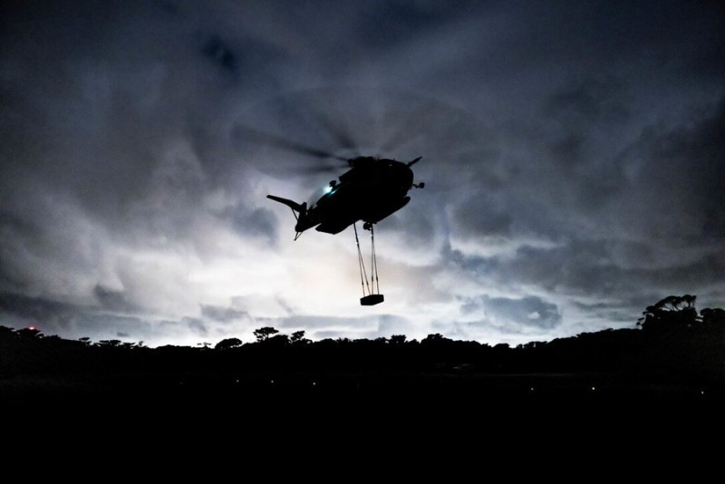 美日「鐵拳」聯演，首次在鹿兒島縣沖永良部島實施「奪島」演練。美軍出動CH-53E重型運輸直升機載運貨物及人員。   圖：翻攝「X」@vigilantheroes