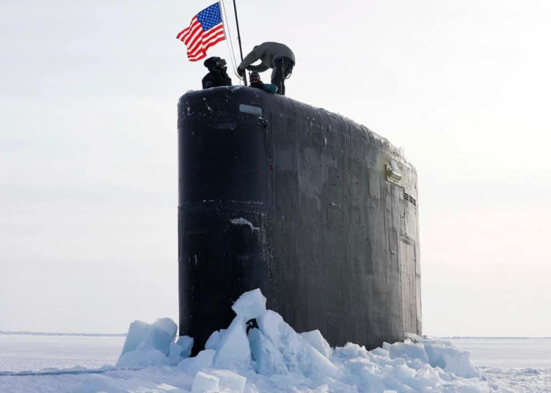 美國海軍洛杉磯級核動力攻擊潛艦「漢普頓號(USS Hampton SSN 767)」日前在北極極地以帆罩撞破約1公尺厚冰層浮出水面，執行「冰營行動」(ICE CAMP)演訓任務。   圖：翻攝「X」@USFleetForces