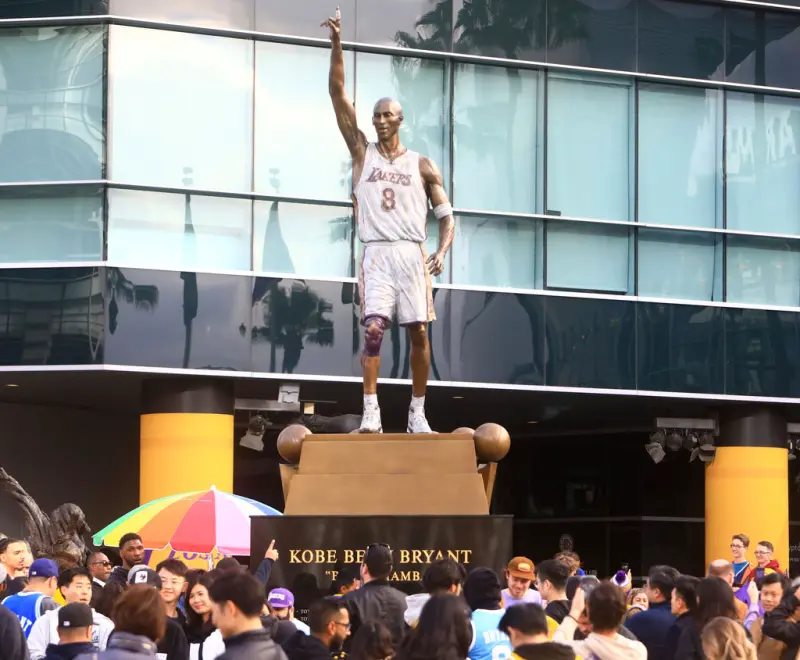 ▲為紀念湖人已故球星布萊恩（Kobe Bryant），湖人球團在主場外設立紀念雕像，不過近日被發現有多處拼錯字。（圖／美聯社／達志影像）   