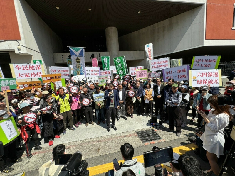 許多台派團體12日聚集在立法院抗議，批評國民黨藉由修法幫中國洗人口，製造國安危機。   圖：台灣北社提供