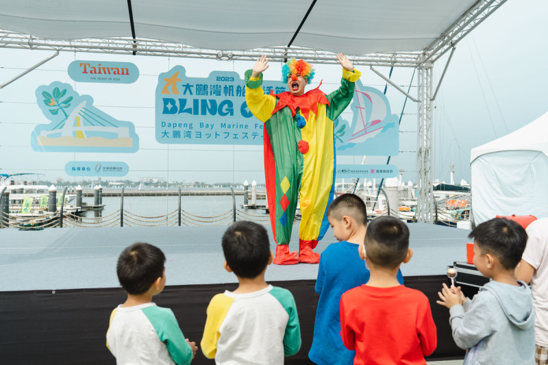 今年以「PlayOne」陪你玩為主題，現場有大型氣墊、帆船體驗、攝影展、夜間燈飾、市集及街頭表演。   圖：大鵬灣國家風景區管理處／提供