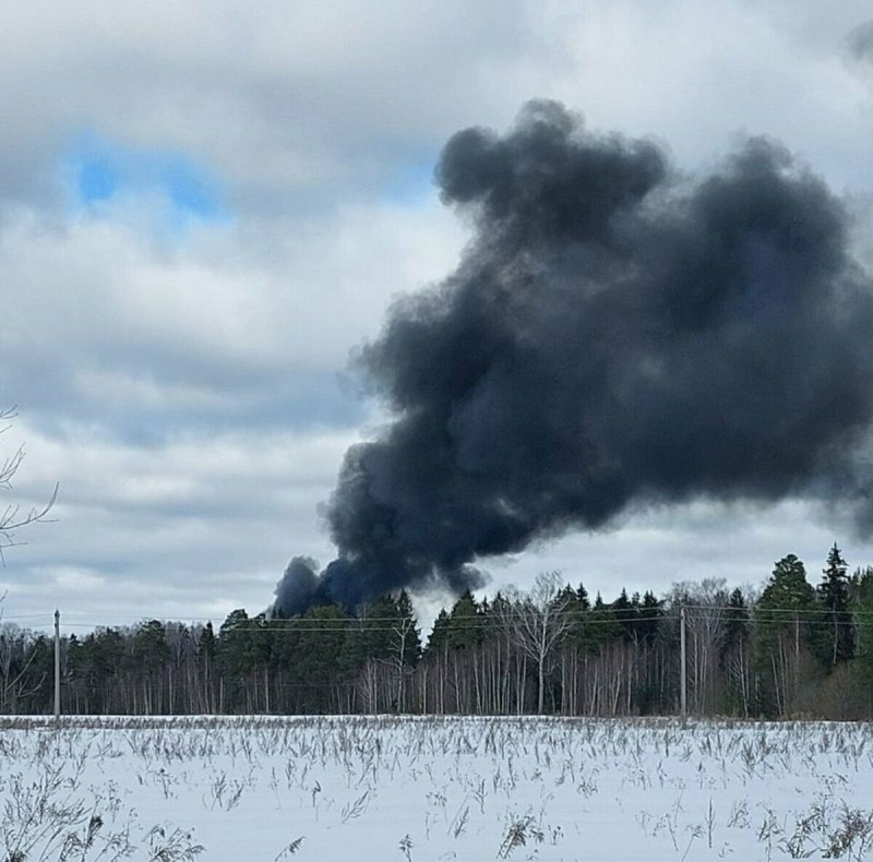 墜機事故發生地點濃煙滾滾。   圖：翻攝自 @sentdefender