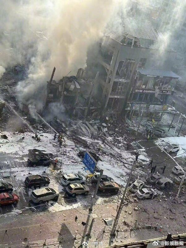 今（13 )日中國河北燕郊發生爆炸，周遭大樓半垮，煙霧迷漫，目前相關救援單位則陸續趕到現場進行救援。   圖 : 翻攝自鄭州晚報微博