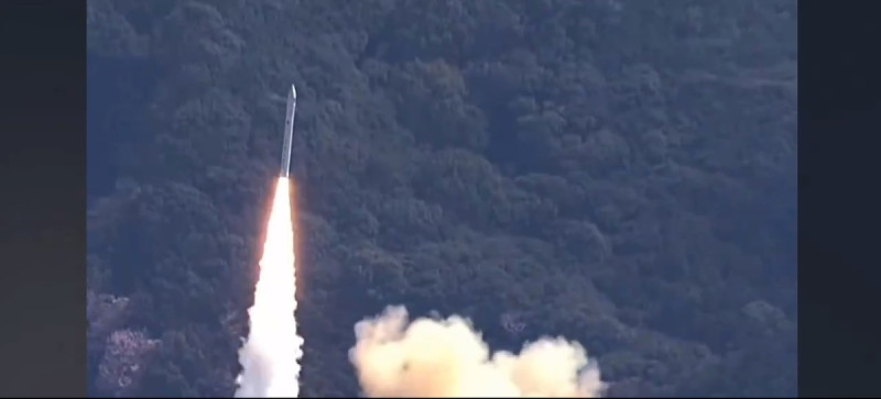日本民間航太企業「 Space One 」 13 日上午嘗試發射火箭「 KAIROS 」一號機，將日本政府的情報蒐集衛星送進太空。   圖：擷取自 @UtpalGautam5 X帳號發布影片