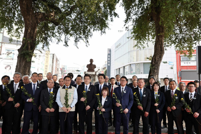 今日追思會由市長黃偉哲率副市長趙卿惠、葉澤山及文化局長謝仕淵出席，日本宇土市元松茂樹市長、宇城市守田憲史市長、美里町上田泰弘町長、國家人權博物館館長洪世芳、二二八遺族王克雄醫師、湯德章孫女湯雅清、坂井又藏孫女水上裕子女士、紀錄片導演黃銘正、導演連楨惠、及牧師林宗正，市議員朱正軒、黃肇輝、李宗霖、李啟維也到場表達緬懷之意。   圖：台南市政府提供