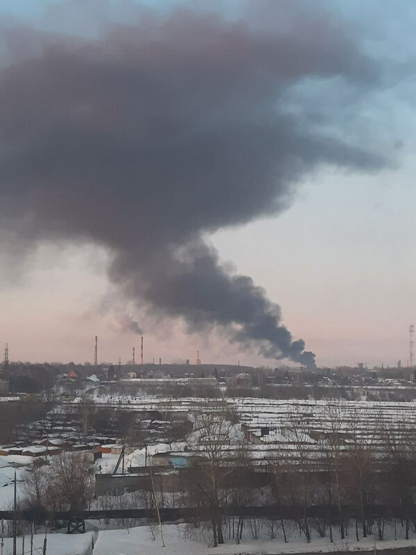 梁贊的煉油廠在襲擊後，冒出濃濃黑煙。   圖：翻攝自 @GirkinGirkin X帳號