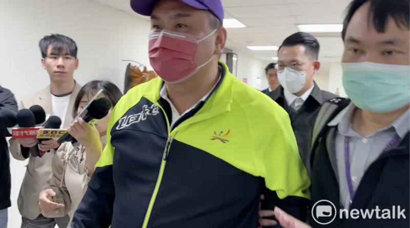 國民黨台北市議員陳重文今辦公室遭搜索3小時，隨後被檢方帶走。   圖：周煊惠 / 攝