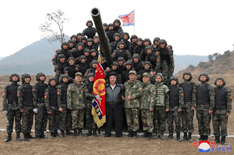北韓官媒指出，金正恩在 13 日出席並指導了朝鮮人民軍坦克兵大聯合部隊訓練比賽，並與獲得冠軍的近衛漢城柳京守第 105 坦克師合照。   圖：翻攝朝中社