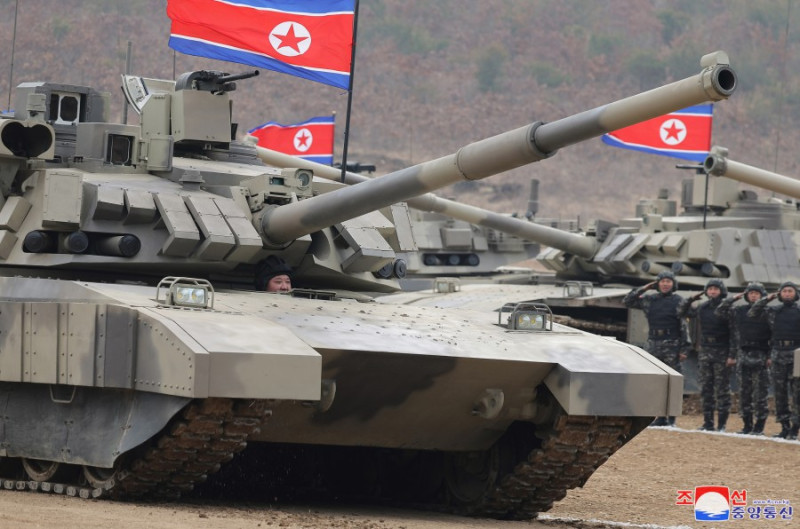 金正恩親自參與駕駛北韓新型主力坦克。   圖：翻攝朝中社
