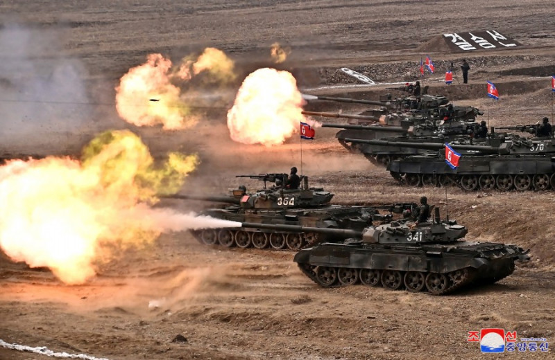 北韓朝鮮人民軍在 13 日舉辦坦克兵大聯合部隊訓練比賽。   圖：翻攝朝中社