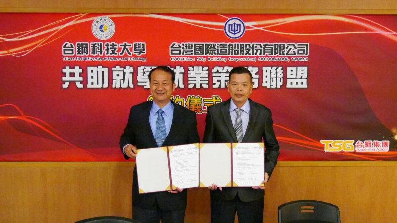 魏正賜(右)與陳天惠完成簽約。   圖：台鋼科大/提供