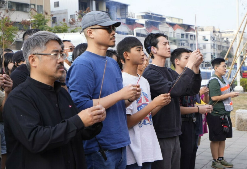 吳慷仁(右三)返高雄拍攝《南方時光》。   圖：高雄市文化局/提供