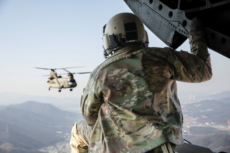 自由護盾演習期間，一名美國陸軍中士站在直升機的後甲板上觀察空中突擊訓練。   （圖／DIVIDS／Public Domain）