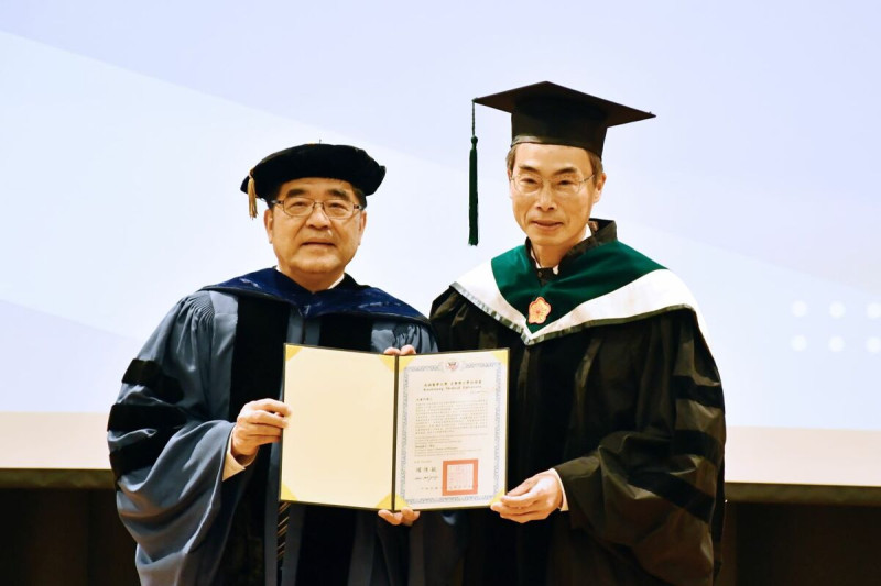 楊俊毓(左)代表高醫大頒授吳慶明(右)名譽博士學位。   圖：高醫大/提供