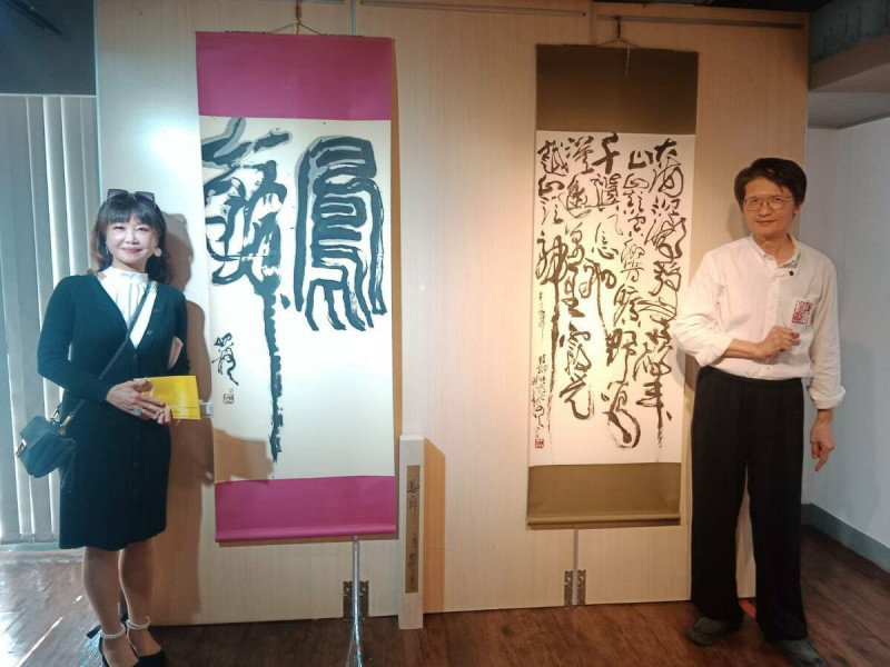 國際藝術策展人陳美芬(左)將把阿卜極(右)的水墨作品推上歐洲市場。   圖：孫家銘攝