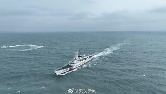 中國福建海警派艦艇，宣稱到金門附近海域「執法巡查」。   圖/翻攝自央視微博