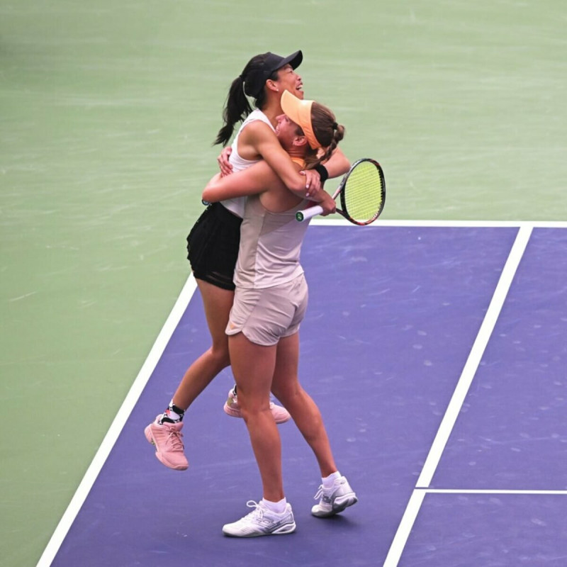 台灣網球名將謝淑薇（左）與比利時搭檔梅丹斯（右）17日在印地安泉網球賽女雙奪冠，謝淑薇也正式重返女雙世界球后。   （圖取自twitter.com/BNPPARIBASOPEN）