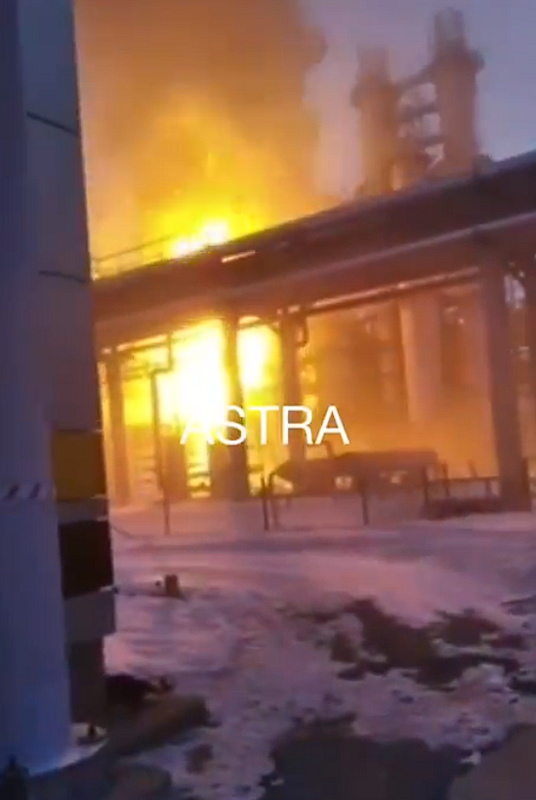 比爾哥羅德州煉油廠在被襲擊後，燃燒著熊熊大火。   圖：翻攝自 @NOELreports X 帳號