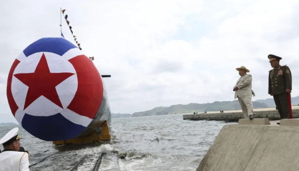 2022年9月 北韓第841號潛艦金君玉英雄號下水，金正恩到場觀禮。   圖 : 翻攝自朝中社