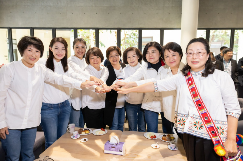 由9位女性縣市長組成的「女力縣市長聯盟」今（18）日齊聚南投縣中興新村。   圖：南投縣政府/提供