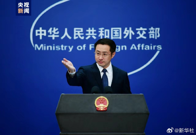 中國外交部最新任命第34名發言人--林劍，18日首次登場主持例行記者會。   圖：翻攝「微博」@新華社