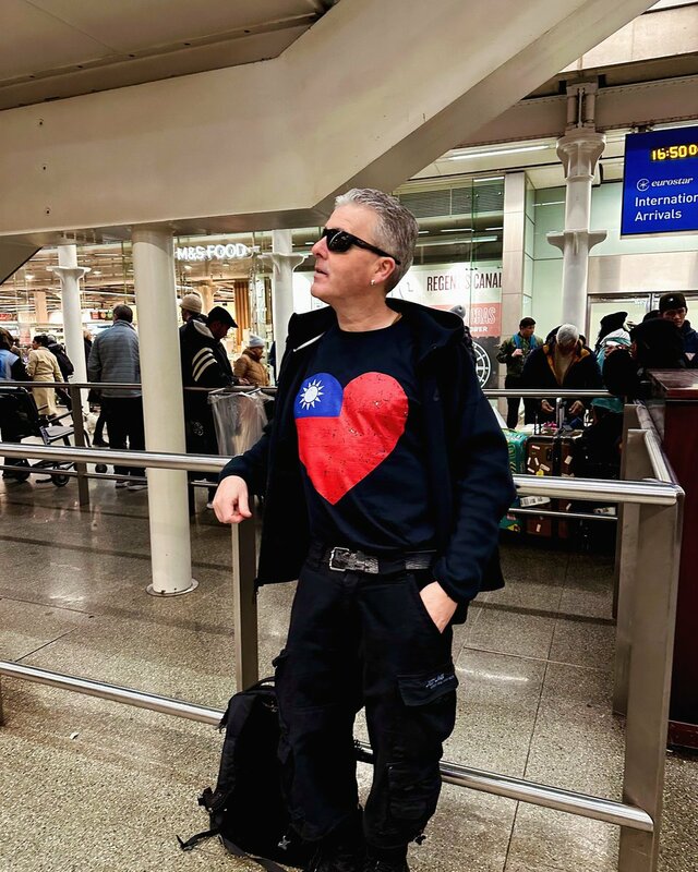 英國鋼琴家卡瓦納身著中間有中華民國國旗愛心圖樣深色T恤的照片，文字寫「Feeling the love from Taiwan(感受來自台灣的愛)」。   圖：翻攝「X」@brenkav