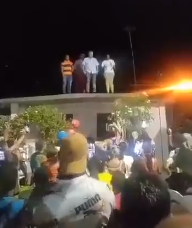 古巴爆發的街頭抗議行動中，抗議者們迫使 4 名古巴共產黨代表逃到黨總部屋頂上。   圖：翻攝自淘喵先生 X（前推特）帳號