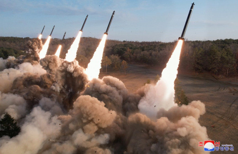 北韓領導人金正恩18日指導西部地區砲兵部隊進行超大型火箭射擊訓練。6枚「KN-25」600公釐口徑火箭砲同時「排射」升空。   圖：翻攝朝中社