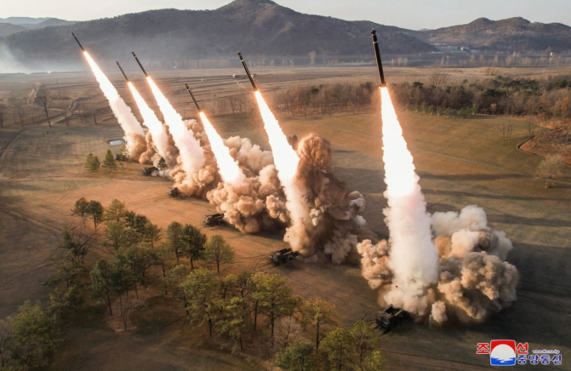 北韓領導人金正恩18日指導西部地區砲兵部隊進行超大型火箭射擊訓練。6枚「KN-25」600公釐口徑火箭砲同時「排射」升空。   圖：翻攝朝中社