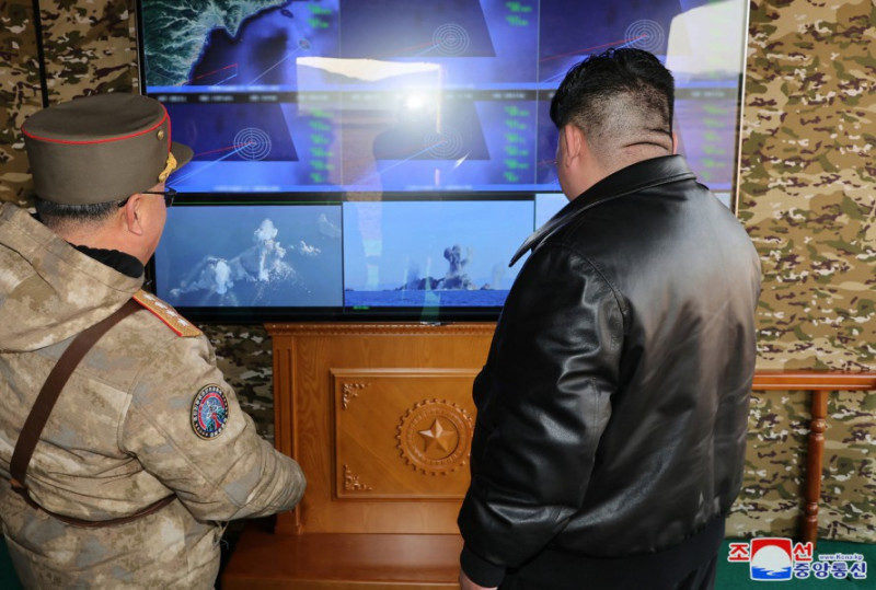 北韓領導人金正恩18日指導西部地區砲兵部隊進行超大型火箭射擊訓練。6枚「KN-25」600公釐口徑火箭砲傳命中咸鏡北道吉州郡近海的無人島標靶。   圖：翻攝朝中社