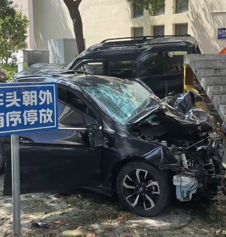 浙江台州職業技術學院校區內，發生了 1 起車輛衝撞行人的事件。有近 10名學生受傷。   圖：翻攝自極目新聞