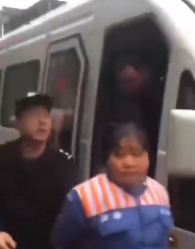 重慶市南岸區的警察，把信訪人拷上手拷遊街示眾。   圖：翻攝自沐陽 X（前推特）帳號