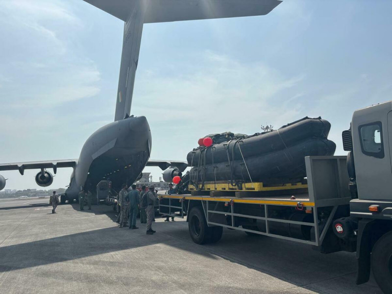 印度空軍將橡膠攻擊艇送入運輸機機艙內，準備進行制伏海盜的工作。   圖：翻攝自 @Aurora107E X 帳號