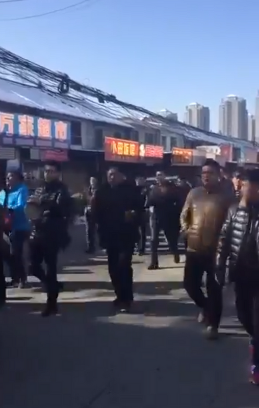 中國某農村小鎮的強拆受害者們上街維權。   圖：翻攝自雪柔 X（前推特）帳號