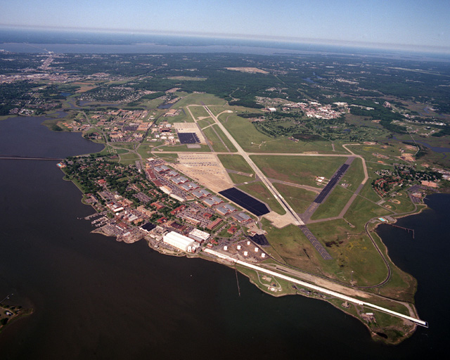 位於美國弗吉尼亞州的蘭利空軍基地， 2023 年 12 月接連遭到不明無人機騷擾。   圖：翻攝自 維基百科