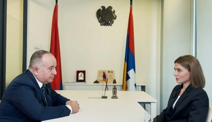 亞美尼亞前國防部長卡拉佩特揚（圖左）近期表示，從印度採購的武器無法使用。   圖：翻攝自皇家橡樹